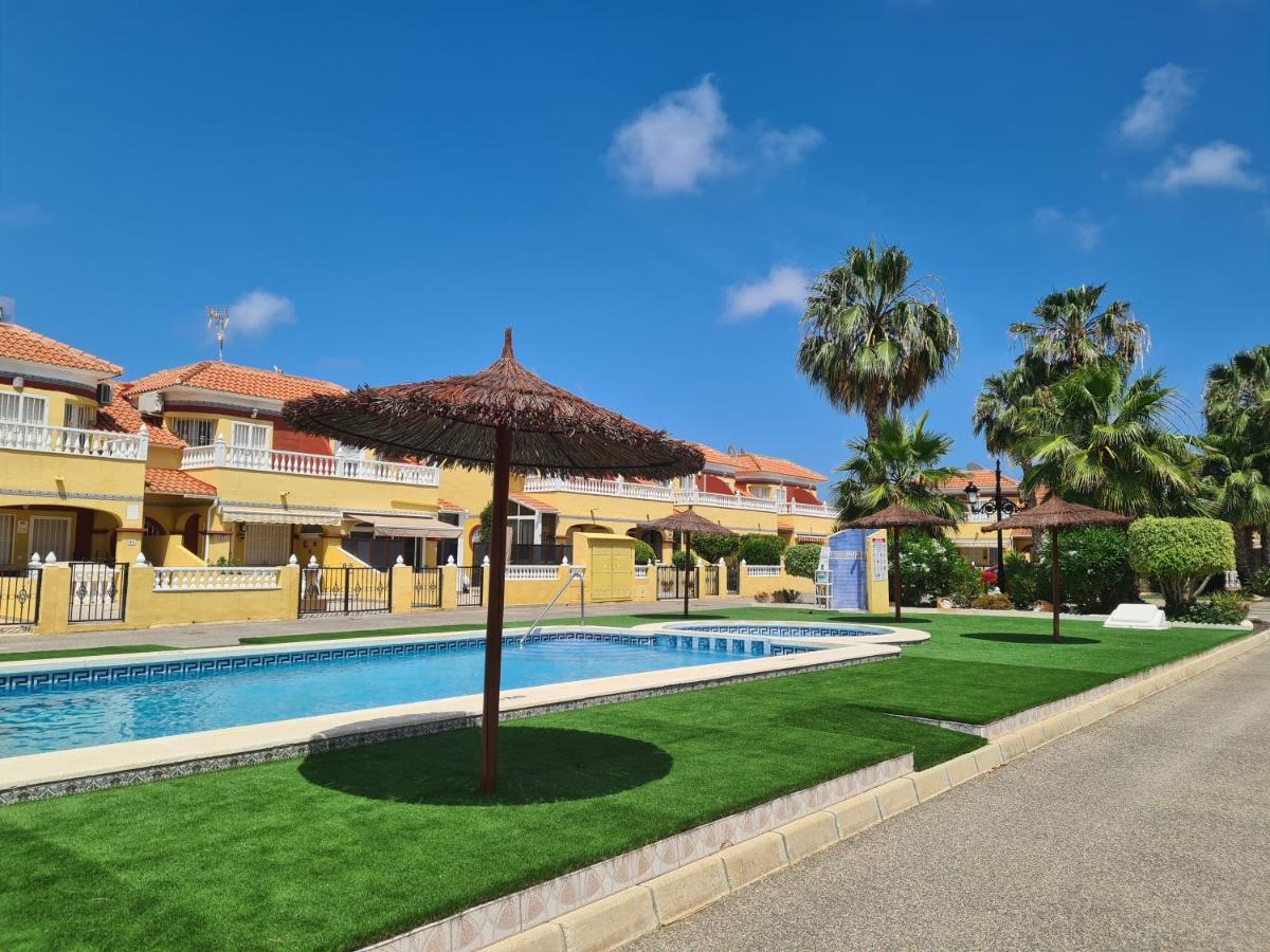 2 Bedroom Property In Closed Urbanisation Torrevieja Kültér fotó